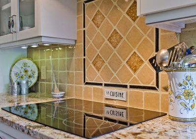 Nanoose Bay Platinum Built Green home, Fairwinds: Bullnose tile with glass accent